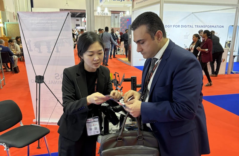 Haiyuan representative reviewing commercial mounting requirements with an exhibition visitor